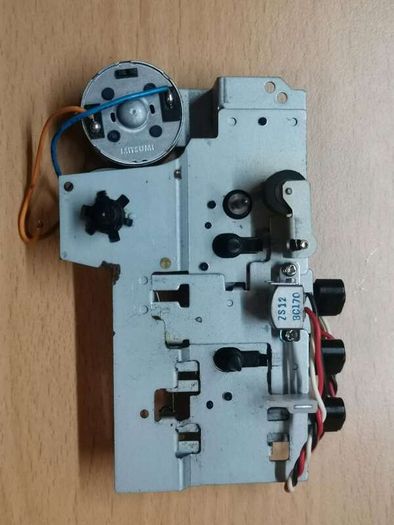 Crown SZ-32 Walkman Cassette Player