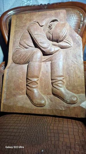 Sculptures, portraits made of wood.