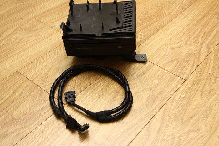 Q7 MMI 2G DVD Navigation with retainer and power cable