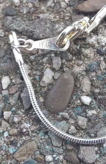 Vintage jewelry is sold individually for 5 to 10 euros