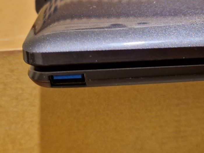 ASUS LaptopTablet CN9935, Windows 8, 2GB Ram 64GB HDD, Intel Atom CPU Z3740 1.33GHz in excellent condition
