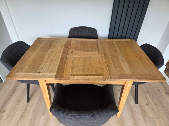 Extendable wooden dining table