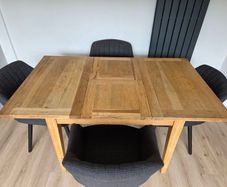 Extendable wooden dining table