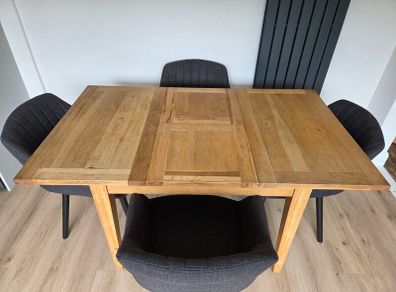 Extendable wooden dining table
