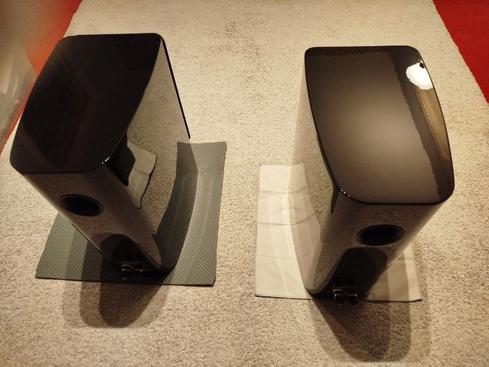 Dynaudio Countour 20i high gloss Black.