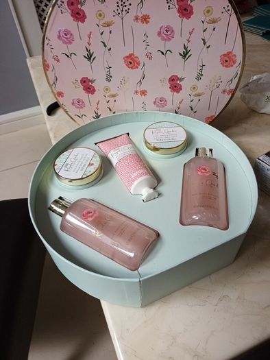 Baylis& Harding  Royal Garden  Body Gift Set In A Lovely  Large  Decorative  Box.  B.N.W.T