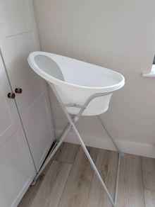 Snuggle baby bath with stand
