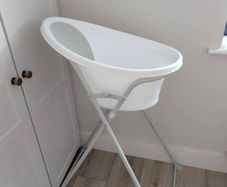 Snuggle baby bath with stand