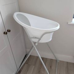 Snuggle baby bath with stand