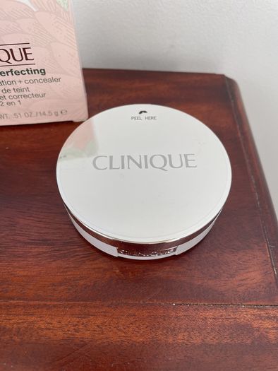 Clinique Beyond Perfecting Powder Foundation & Concealer in shade Cream Chamois - New / Boxed
