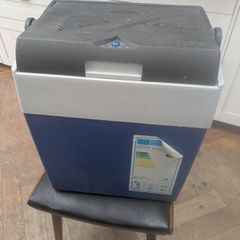 Cool box with mains plug