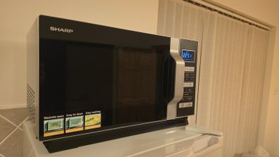 Sharp 23L 900W Solo Flatbed Microwave