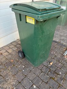 Wheelie bins (4)