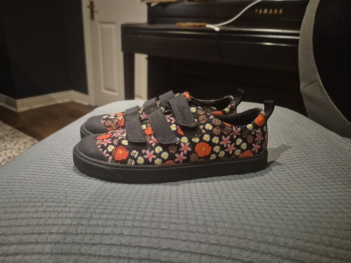 Girls canvas shoes
