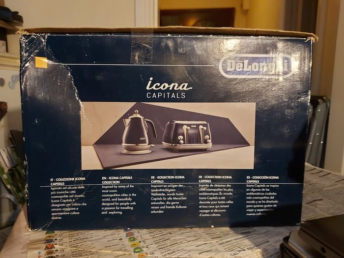 DeLonghi 4 Slice Toaster, Model CTOC4003.BL, in excellent condition and works perfect