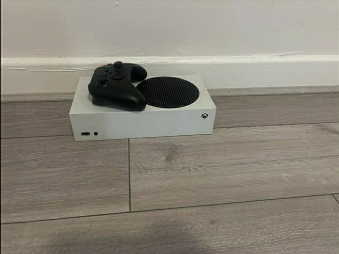 Xbox Series S 512GB (White) - Excellent Condition + Controller