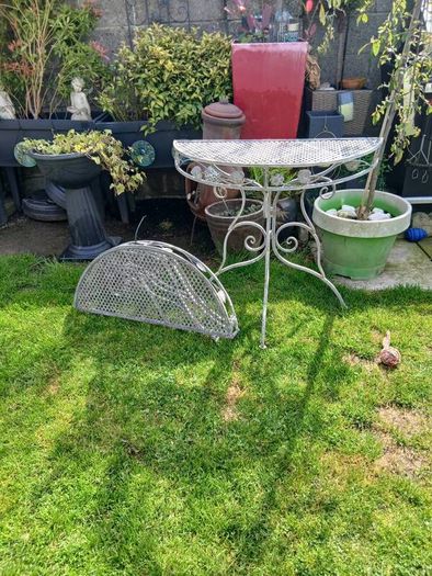 Halfmoon tables