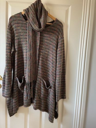 Size 16/18 Italian long tunic and matching scarf