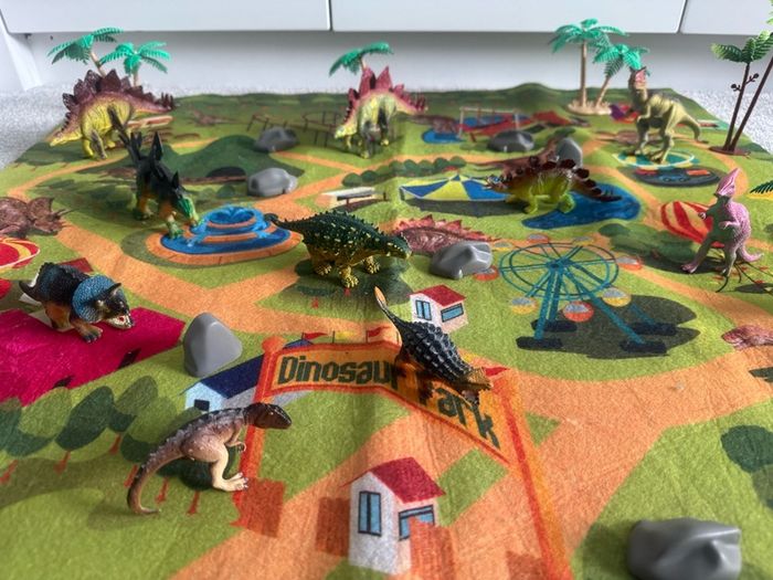 Large dinosaur play may, figures - free postage
