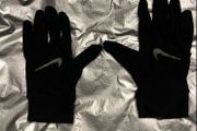 Nike Lightweight Running Gloves are highly breathable and stretchy running gloves that let you enjoy your activities in comfort size L/XL