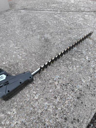 Electric hedge cutter
