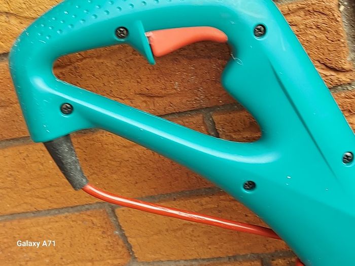 BOSCH ART 26 Easytrim Garden Strimmer in very good condition