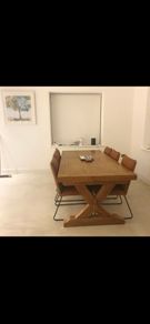Extendable dining room table