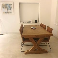 Extendable dining room table