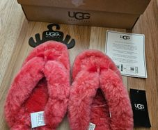 Uggs Fluff flip flop style slippers