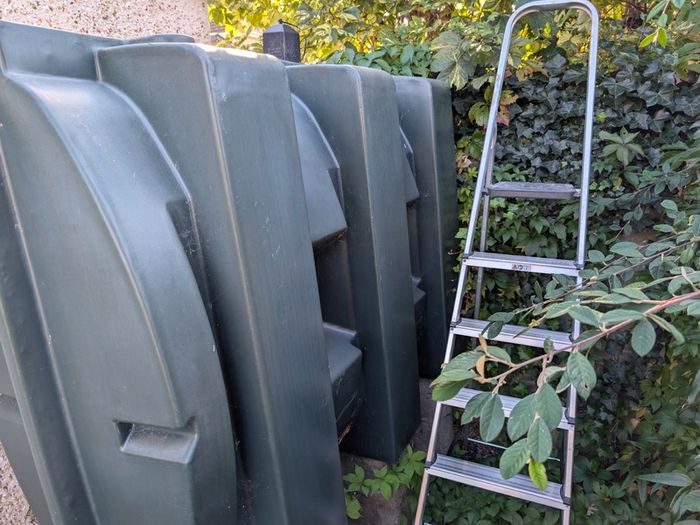 Oil tank including oil
