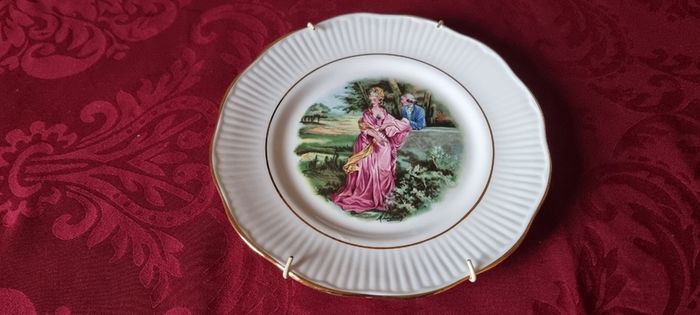 Paignton Devon Fragonard Courting Couple Fine Bone China Gold Gilt Decorative Plate With Hanger Made In Endland