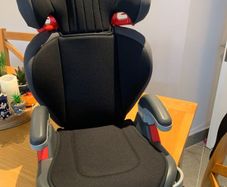 Child car seats (2)