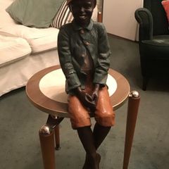 statue