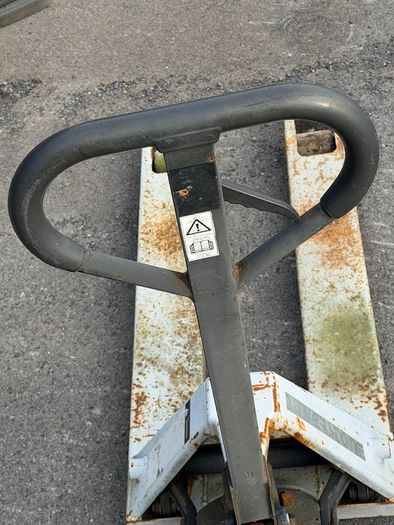 Hydraulic pallet truck  2500kg capacity