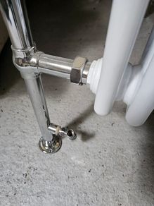 Traditional Towel Rail 952mm High - Steel