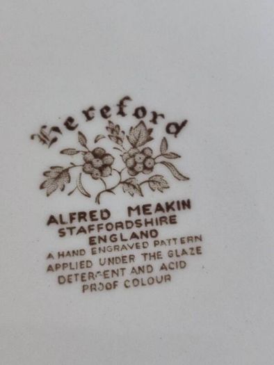 Vintage Alfred Meakin Hereford Plates 2 Dinner 22.7 Cm. Or Hanging Wall Plate,