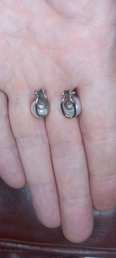 Vintage jewelry is sold individually for 5 to 10 euros