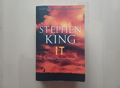 IT by Stephen King (Horror Paperback 2017)
