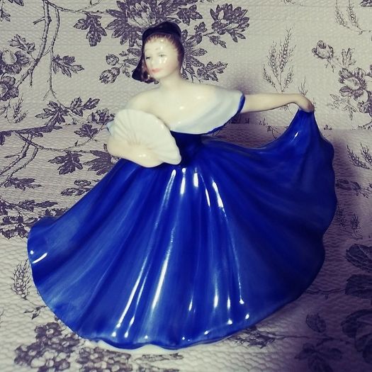 Beautiful Vintage 1979 Royal Doulton " ELAINE" Figurine