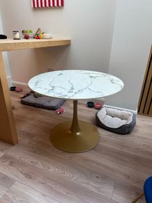 Round marble-effect dining table with gold pedestal base