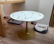 Round marble-effect dining table with gold pedestal base