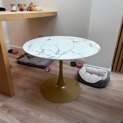 Round marble-effect dining table with gold pedestal base