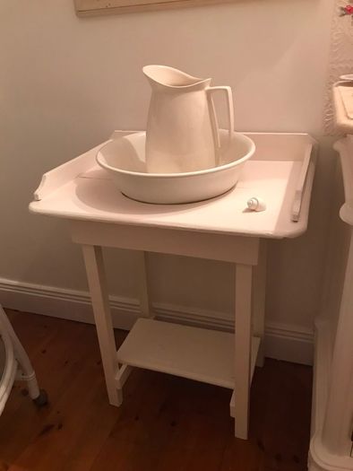 Antique jug and bowl table
