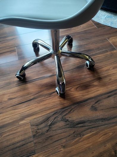 Office study 360 swivel chair with wheels. Excellent.con