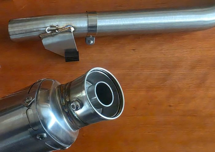 Suzuki Bandit GSF600 MK1 exhaust windscreen brackets
