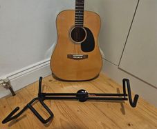 Makro Acoustic Guitar + Wall Mount