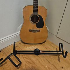 Makro Acoustic Guitar + Wall Mount