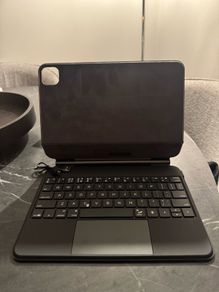 Belkin iPad magnetic keyboard case