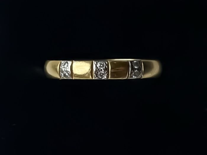 18k Yellow Gold Ring With Diamonds - 4.13 Grams