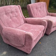 This is a vintage mid-century blush pink dralon armchair with button-tufted back detailing from the 1970s.